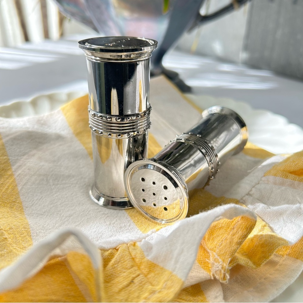 🌴Vera Wang Sophisticated Elegant Silver-Plated Vintage Salt and Pepper Shakers